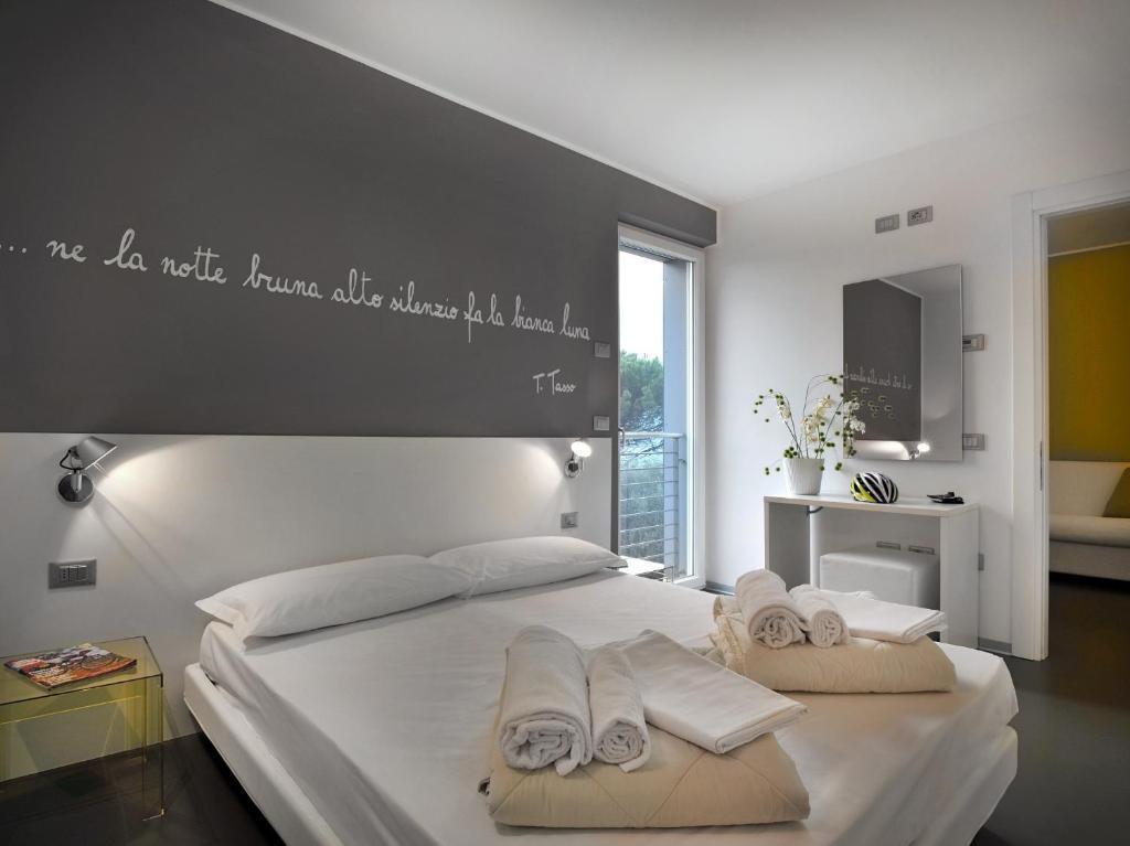 Gardabike Residence Torbole Sul Garda Rom bilde