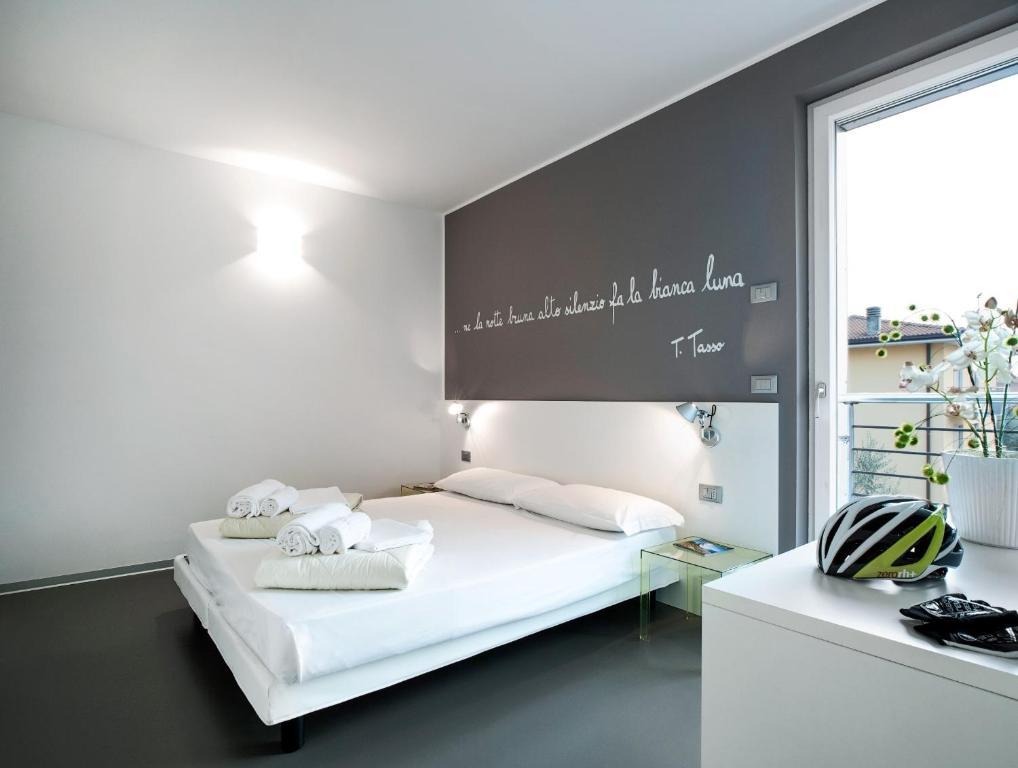 Gardabike Residence Torbole Sul Garda Rom bilde